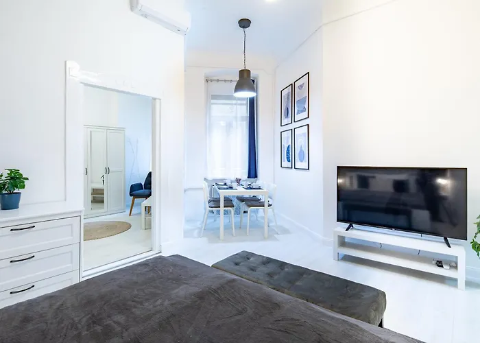 Central - Stylish - Spacious Apartment *